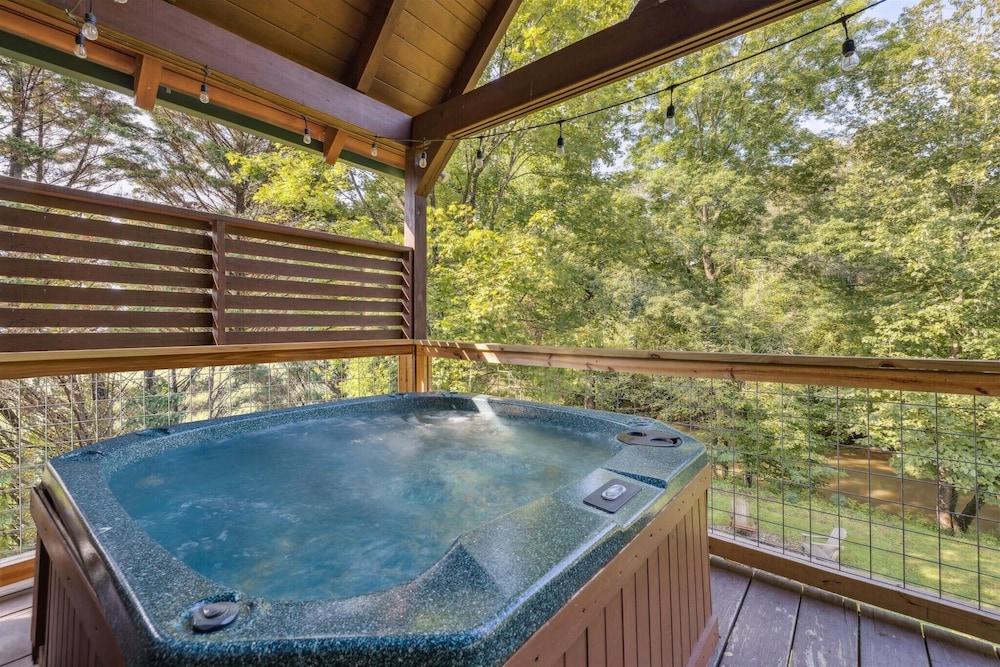 River View Dog Friendly Game Room w Hot Tub