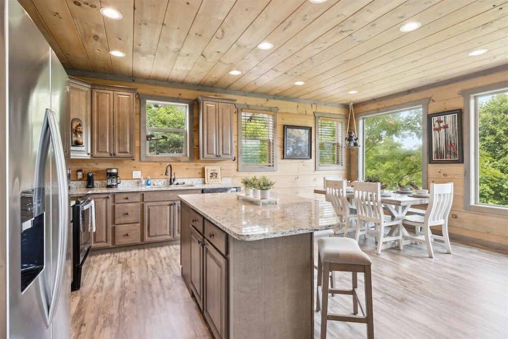 Gorgeous Cabin w Hot Tub Firepit Gameroom