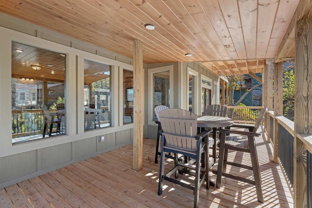 Smokey Treats 5 Bedroom Cabin by RedAwning view 4