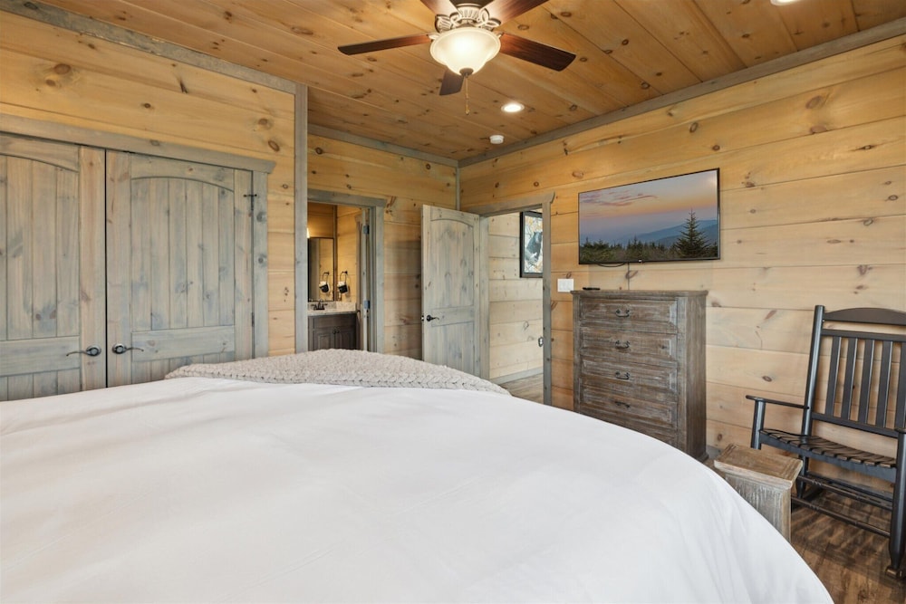 Gorgeous Cabin w Hot Tub Firepit Gameroom