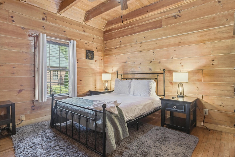 River View Dog Friendly Game Room w Hot Tub