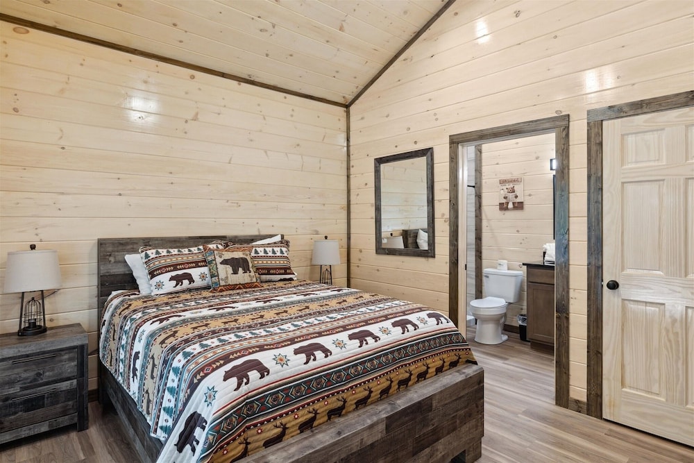 Bear View Estate 2 Bedroom Cabin by RedAwning view 4