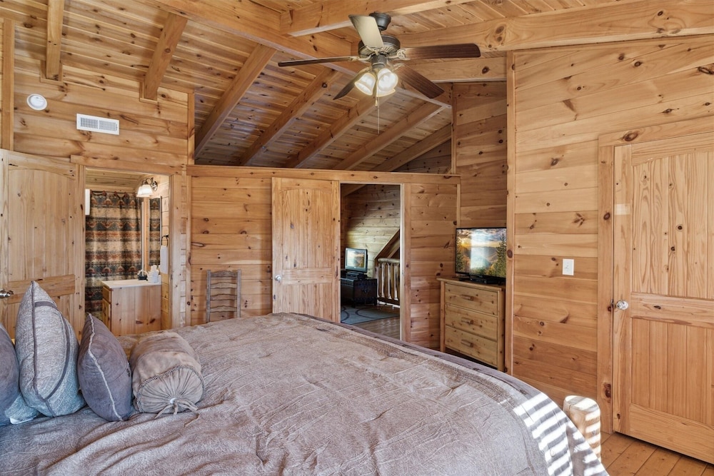 Peace Of Mind 3 Bedroom Cabin by RedAwning view 4
