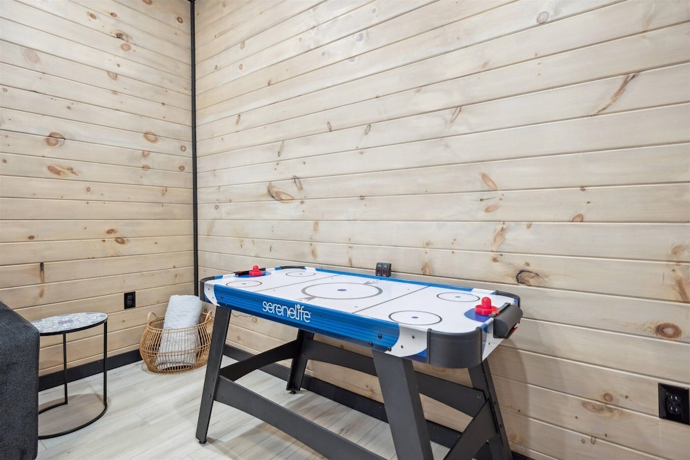 New Cabin w Indoor Swim Spa Hot Tub Gameroom