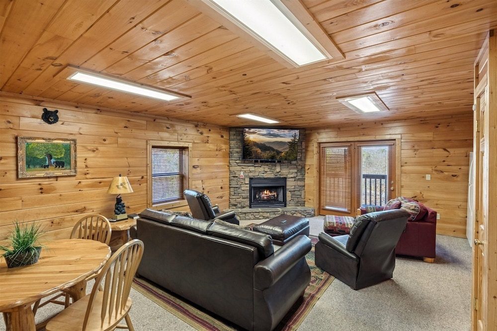 Big Bear Lodge 4 Bedroom Cabin by RedAwning view 2