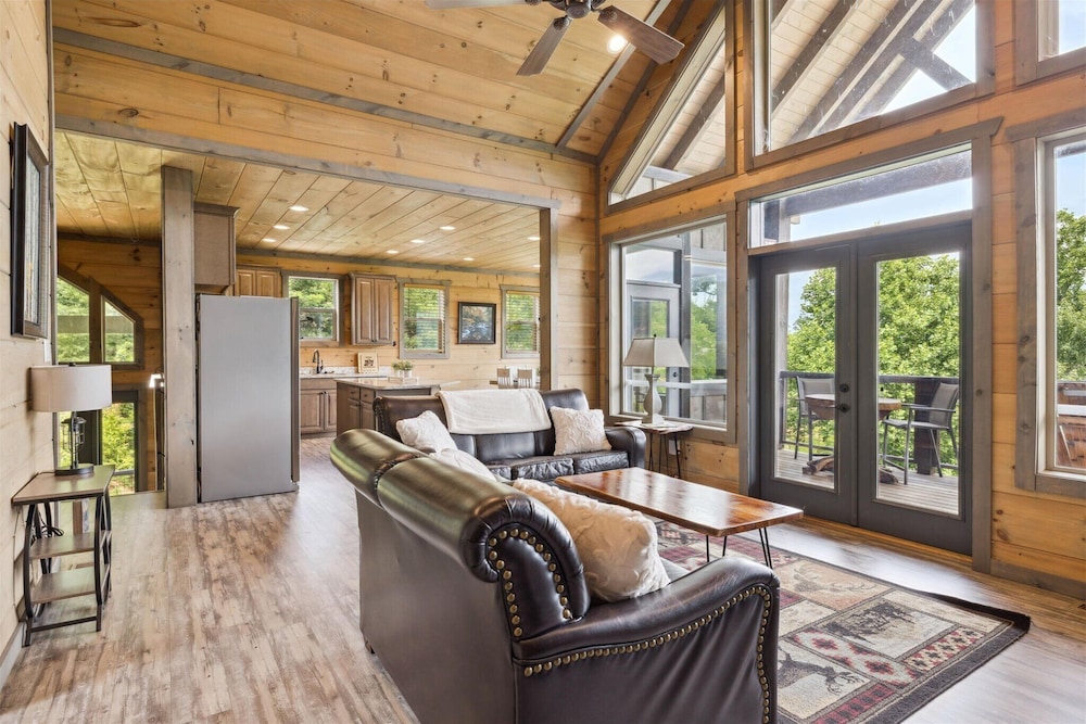 Gorgeous Cabin w Hot Tub Firepit Gameroom