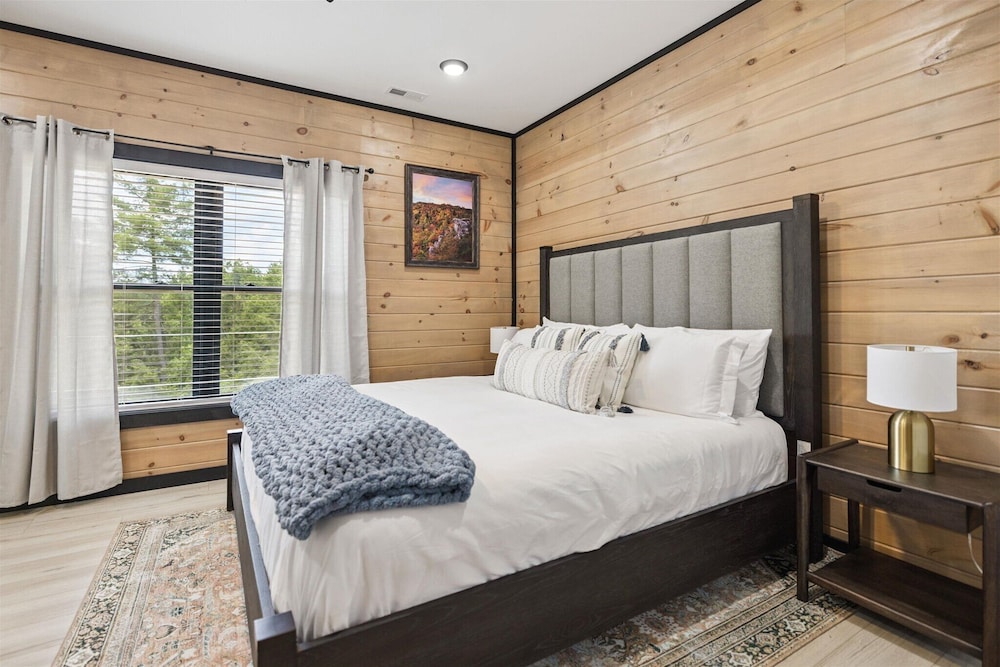 New Cabin w Indoor Swim Spa Hot Tub Gameroom
