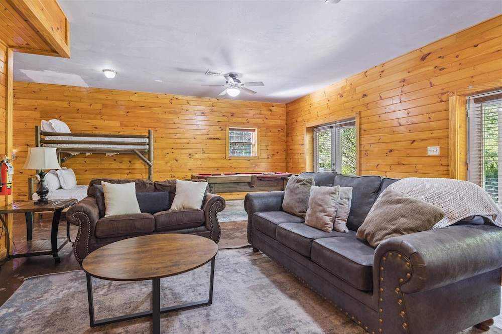 River View Dog Friendly Game Room w Hot Tub