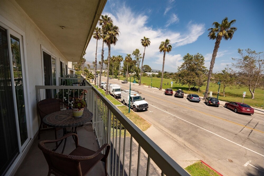 Beautiful 1 Bed Beach Balcony Condo #207 1 Bedroom Condo by Sunset Shores Condominiums