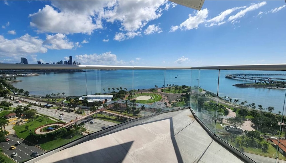 Oceanfront Designer Apartment PH The Sands, Next to Hilton