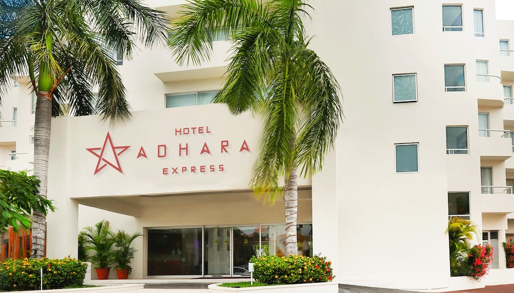 Hotel Adhara Express - Image 1