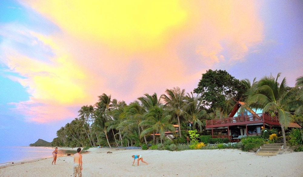 Beachfront Oasis With Private Pool and Jacuzzi on Samui's Bang Por Beach