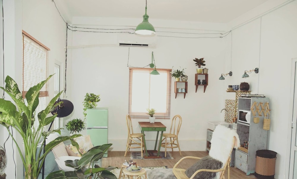 Sunny Greenery oasis in downtown