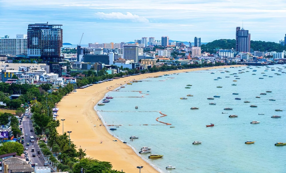 Central Pattaya Condo With Infinity Pool
