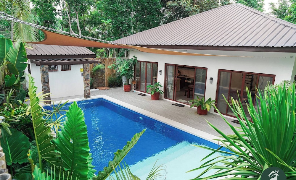 Modern Tropical 2BR Villa & Pool Retreat in Amadeo