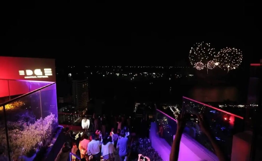 Elegant Room With Roof Top Pool - Best In Pattaya