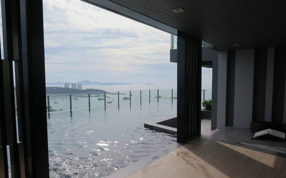 The Base Central Pattaya - 1 bdr Condo With Pool