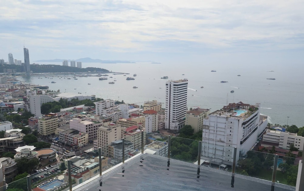 The Base Central Pattaya - 1 bdr Condo With Pool