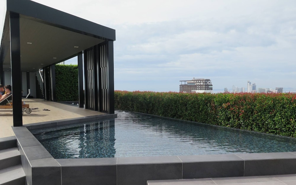 The Base Central Pattaya - 1 bdr Condo With Pool