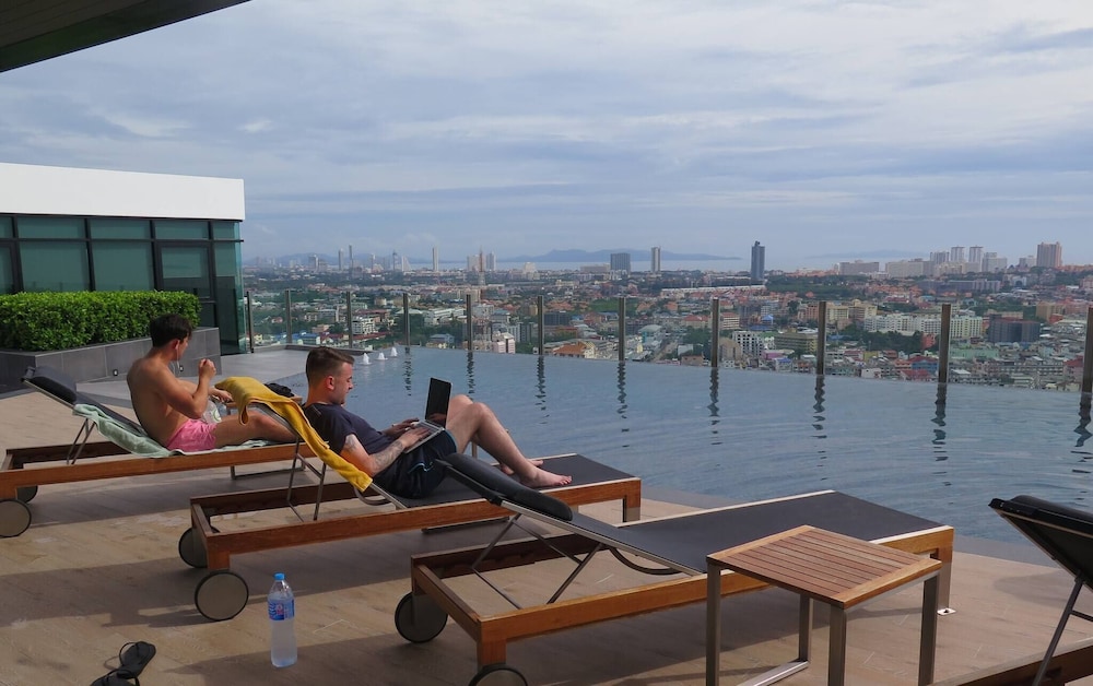 The Base Central Pattaya - 1 bdr Condo With Pool