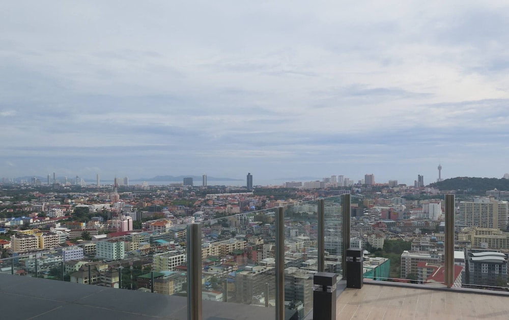 The Base Central Pattaya - 1 bdr Condo With Pool