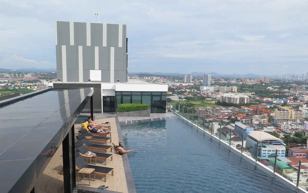 The Base Central Pattaya - 1 bdr Condo With Pool