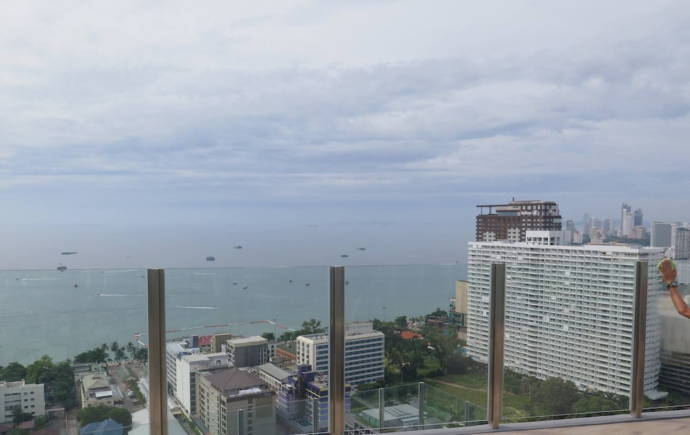 The Base Central Pattaya - 1 bdr Condo With Pool
