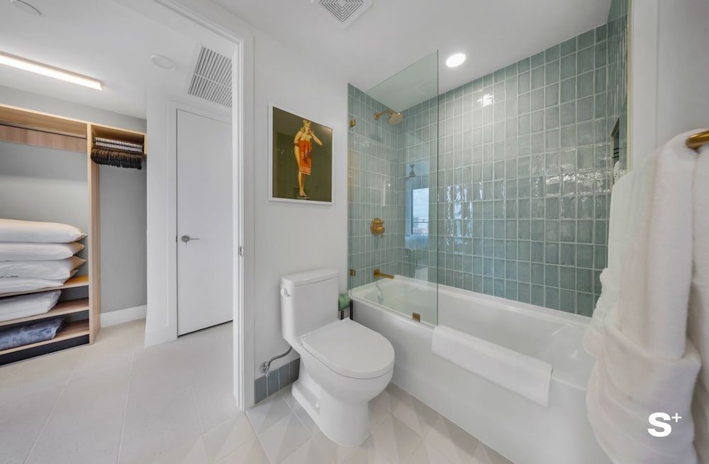 Skyline Escape Sleek 1BR with DTW Charm