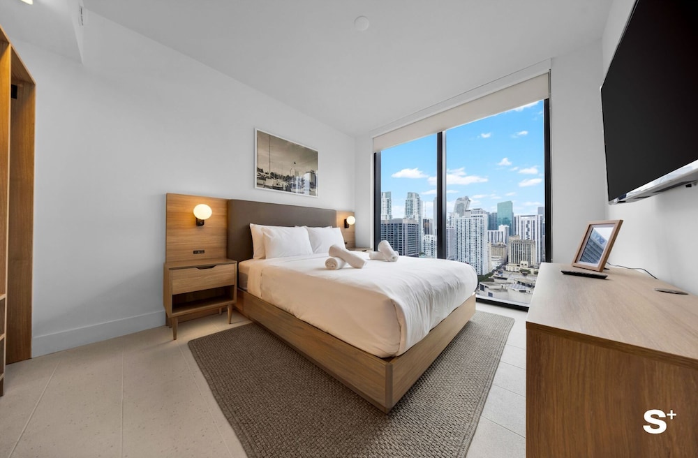 Luxury Downtown 2 BR with Skyline View