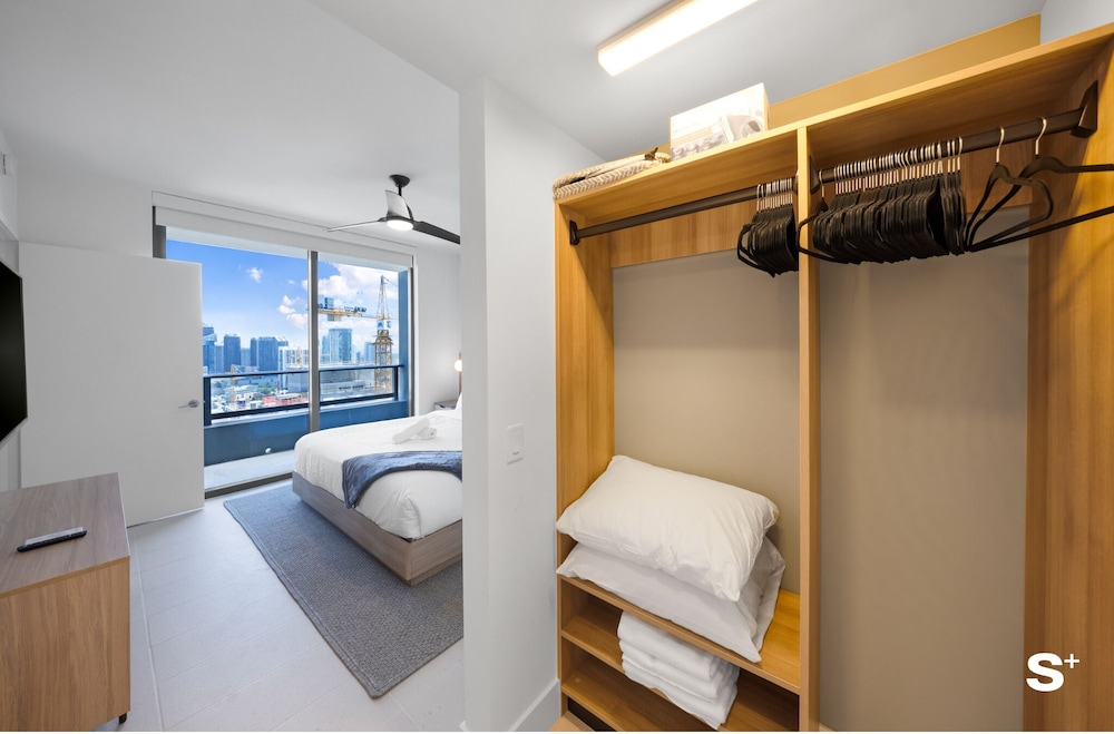 Downtown Haven Sleek 1-BR with Vistas