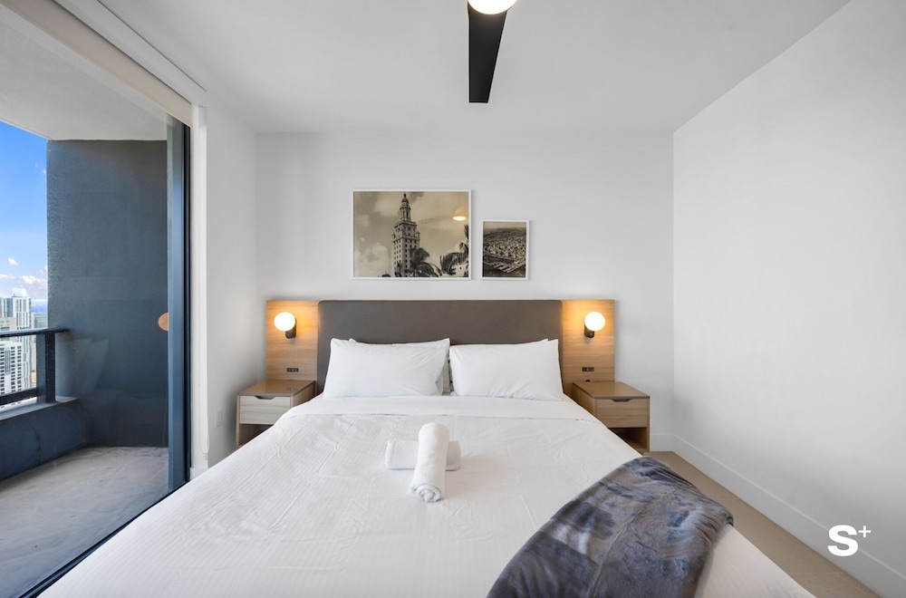 Downtown Haven Sleek 1-BR with Vistas