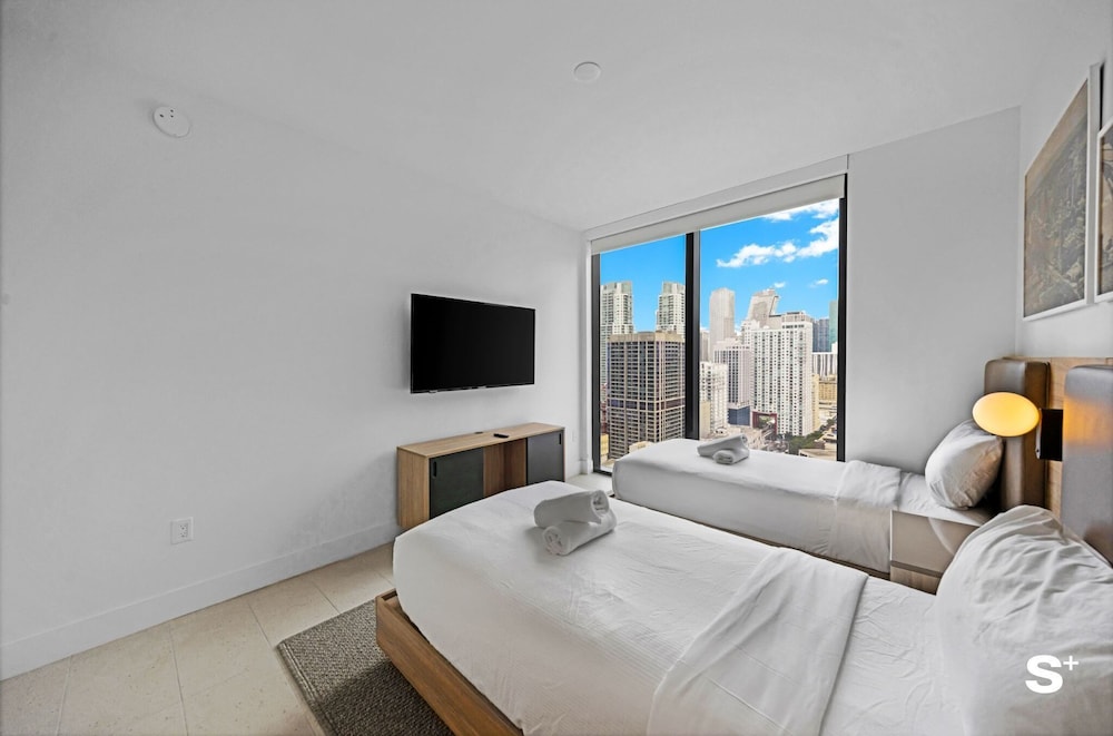 Luxury Downtown 2 BR with Skyline View