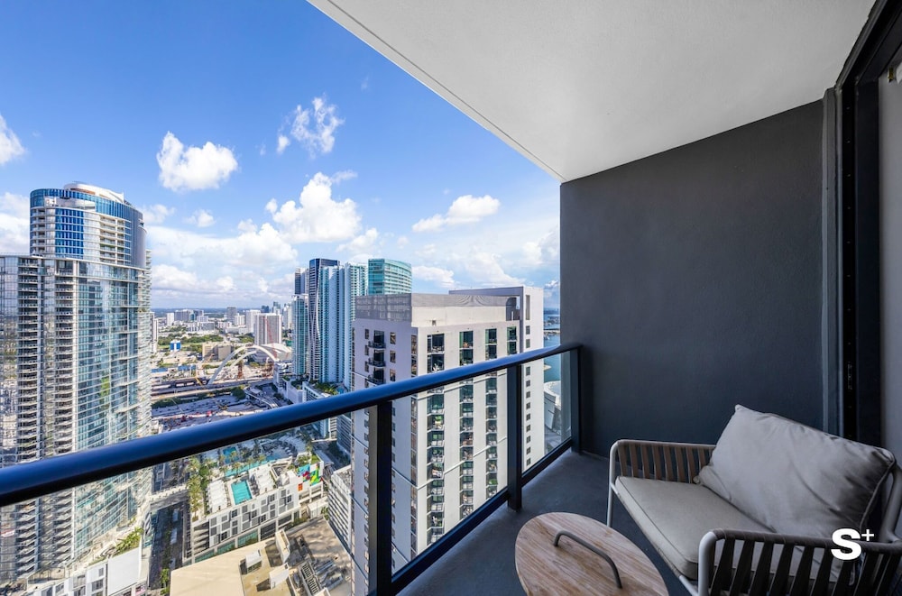 Downtown 1BR Apt with Skyline Views