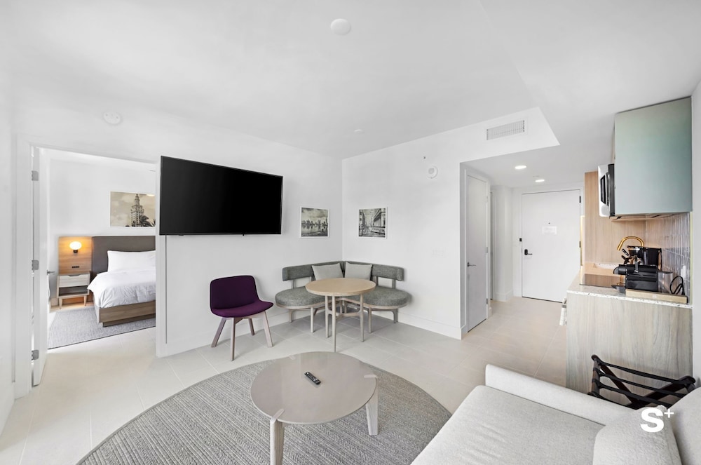 Downtown Haven Sleek 1-BR with Vistas