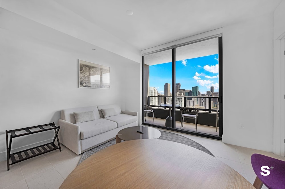Downtown Haven Sleek 1-BR with Vistas