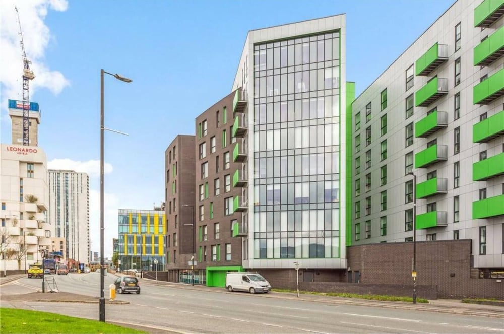 Spacious MCR Apartment - Gym - Terrace - Games Room - Free Secured Parking