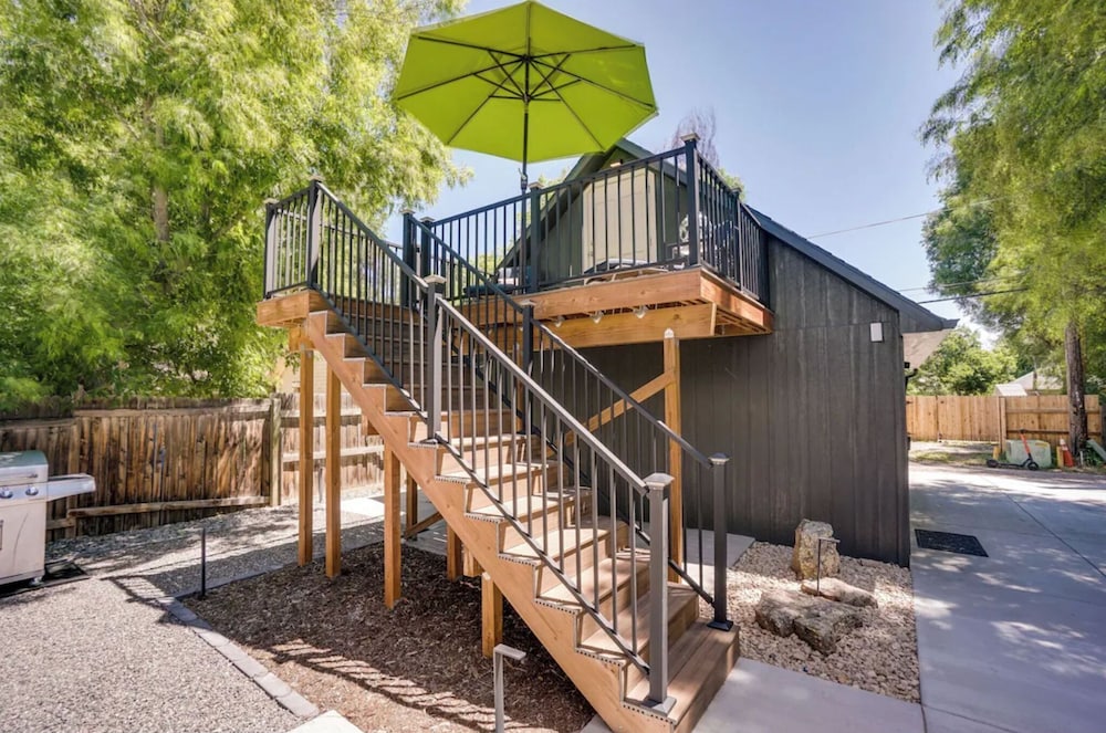 Chic Luxury Retreat in Old Town Walk Everywhere!