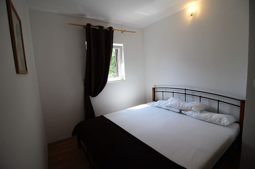 This Pleasant Holiday Home is an Ideal Starting Point to Explore Dalmatia view 3