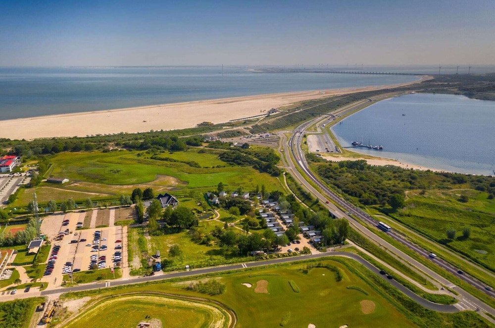 Chalet in Vrouwenpolder Near Banjaard Beach