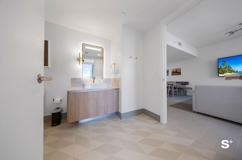 Downtown 1BR Apt with Skyline Views
