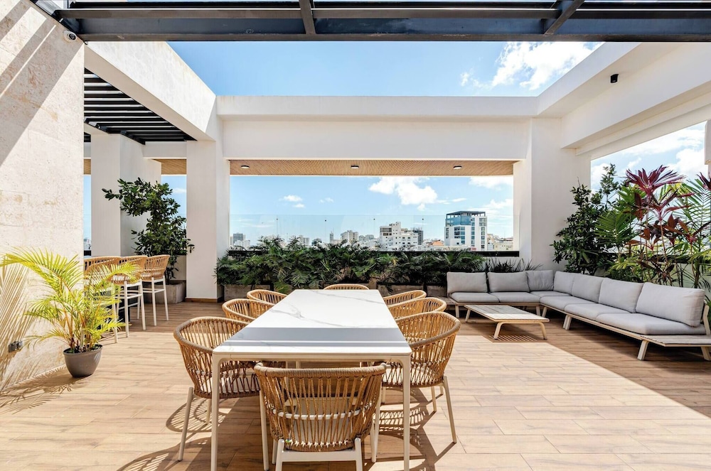 Luxurious Santo Domingo Apartment in Heart of the City, Wifi, Pool, Parking Free