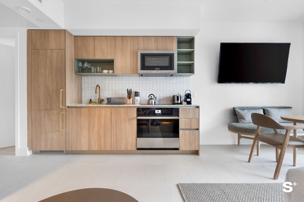 Skyline Chic Downtown Studio Getaway
