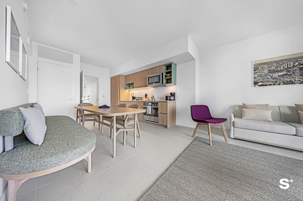 Luxury Downtown 2 BR with Skyline View