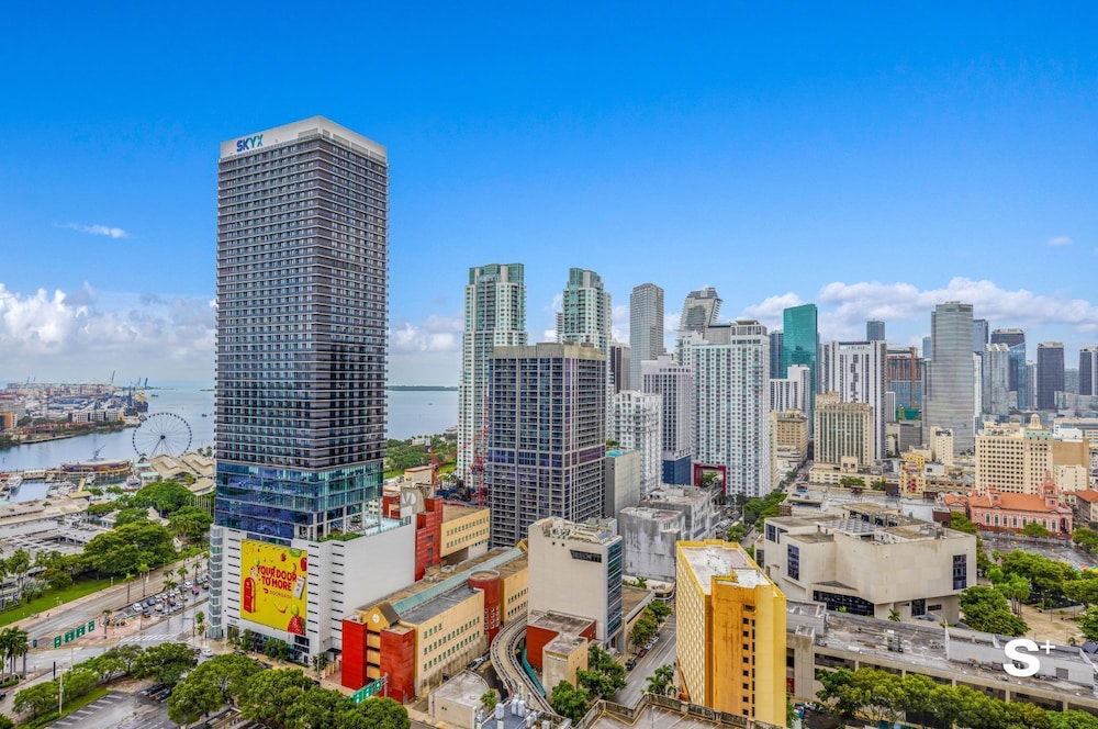 Luxury Downtown 2 BR with Skyline View