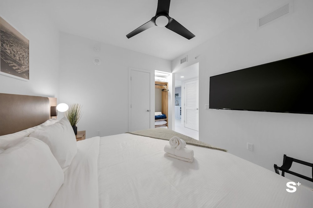 Elegant DTW Living 1BR with City Views