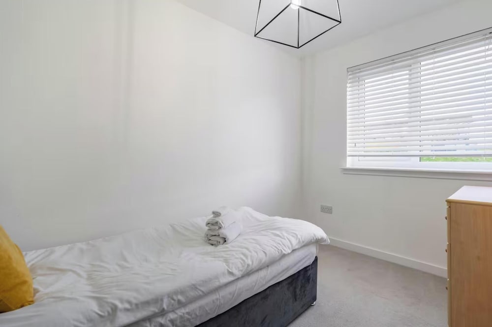 Charming 3 Bed Home in Stepps, Glasgow - Garden & Patio