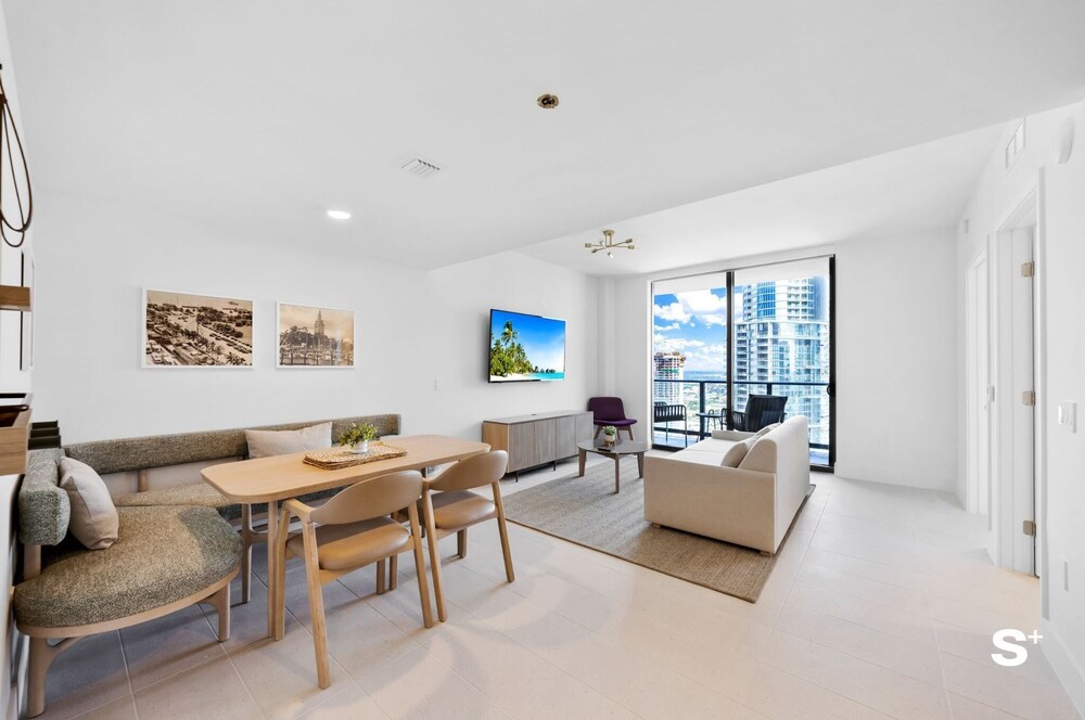 Downtown 1BR Apt with Skyline Views