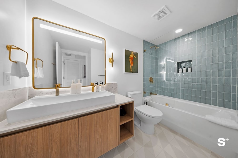 Skyline Chic Downtown Studio Getaway