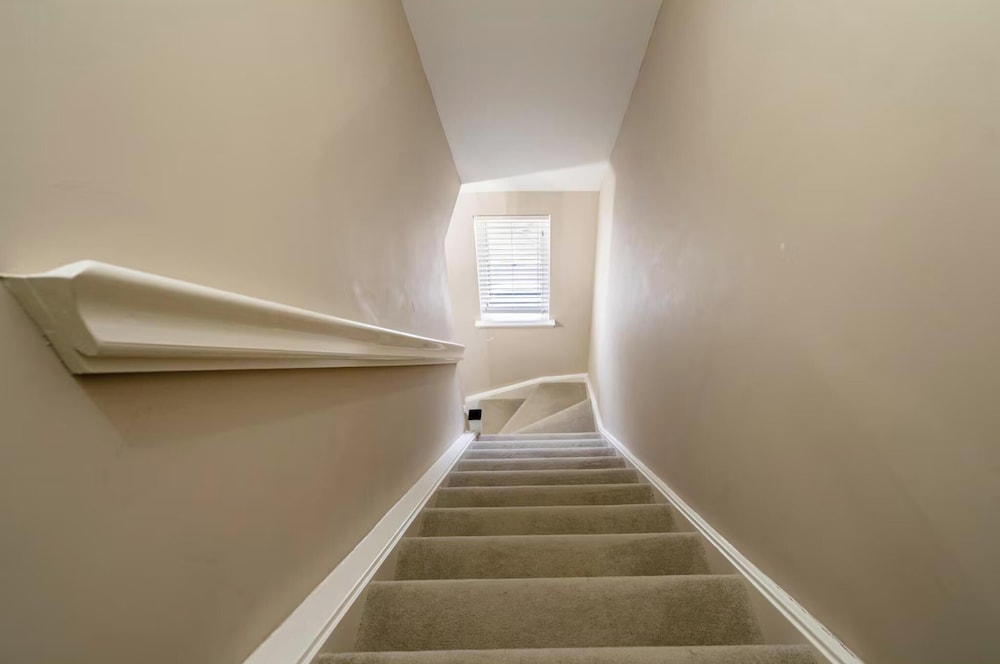 Charming 3 Bed Home in Stepps, Glasgow - Garden & Patio