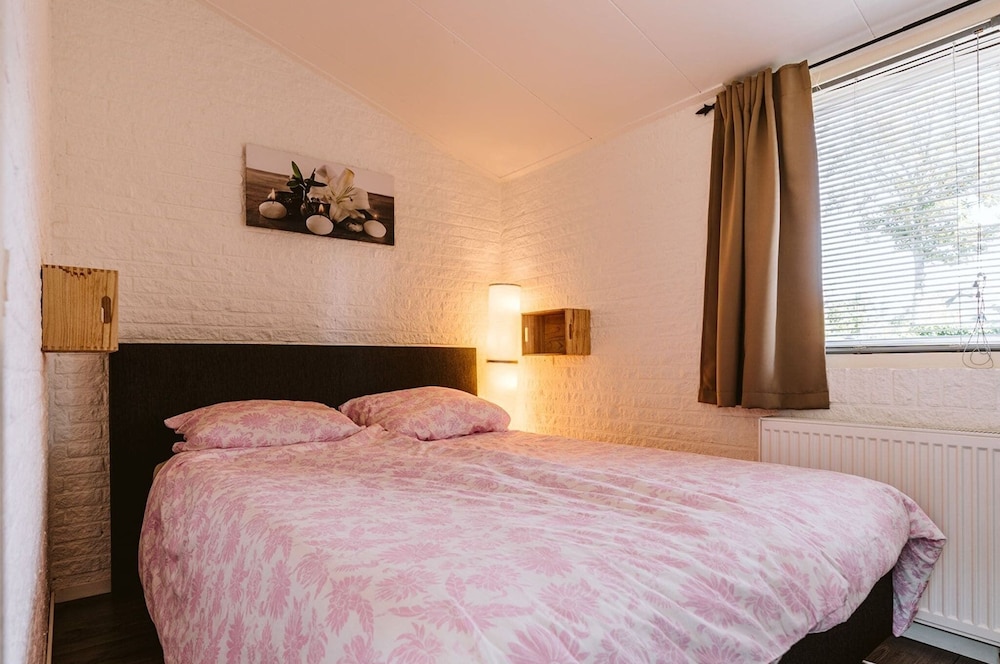 Beautiful Holiday Home in Ouddorp With Balcony view 5